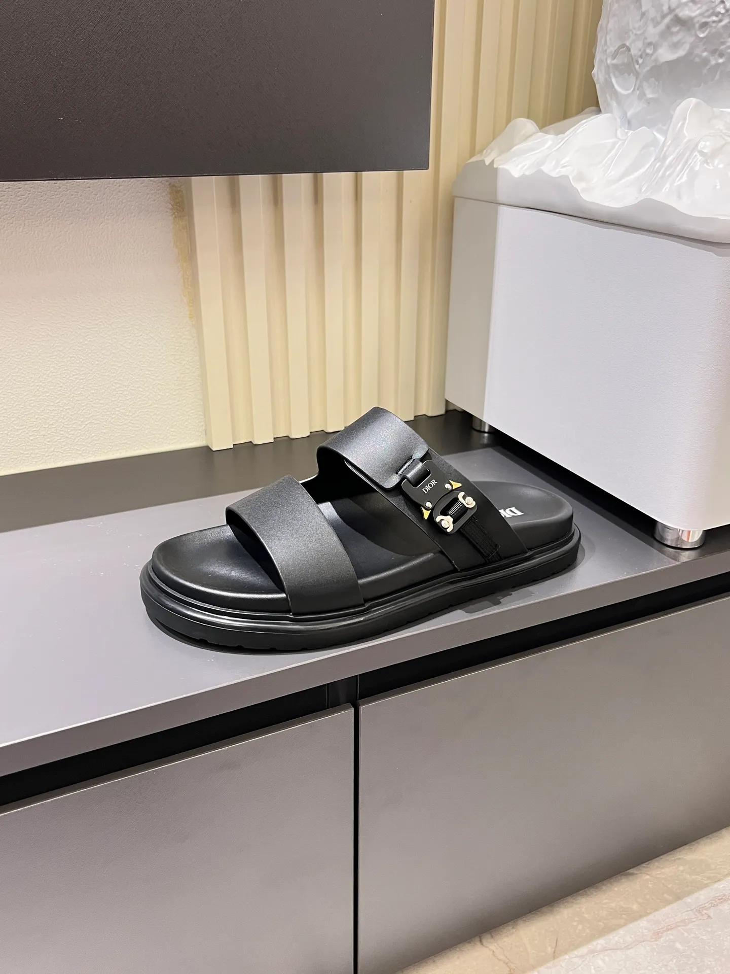 Men's Men's Shoes 💰p320 Dio* Men's Sandals Slippers. Showcasing Dior haute couture design. The Dior gray suede strap is accented with an aluminum Dior buckle for added style. Paired with a comfortable tonal notch sole, they pair easily with shorts or jeans for a sophisticated look. Main body: suede cow leather, technical fabric lining: cow leather, with adjustable straps, aluminum Dior buckle, Dior gray EVA insole, tonal notched rubber outsole splicing structure, size: 38-44 (customized at 45.46)